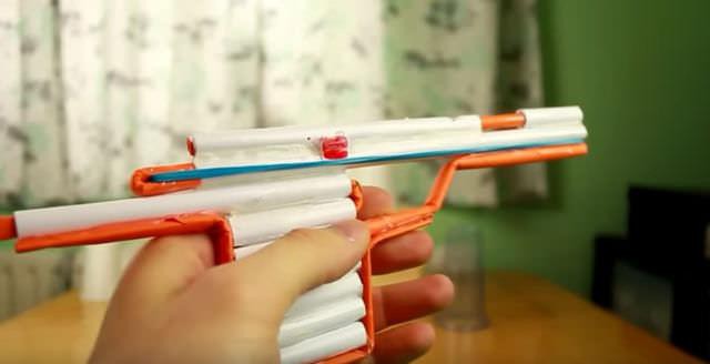 Hvordan lage en pistol ut av papir raskt og enkelt