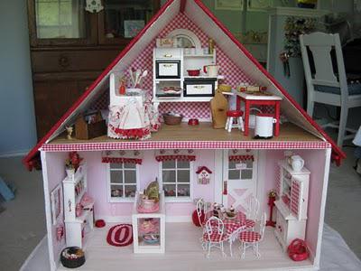 Fortell deg hvordan du lager et hus til Barbie. Vi vil lage et utmerket leketøy for barnet med egne hender